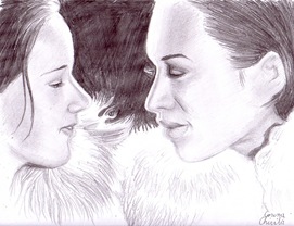 Doua fete in haine de blana privindu-se cu iubire