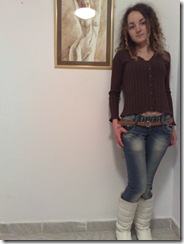 Artista Corina Chirila si un nud pictat cu cafea expus la galeria Elite Prof Art