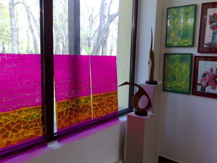 Tablouri de Corina Chirila si sculpturi si vitralii de Mihai Boroiu la salonul de primavara AAPB