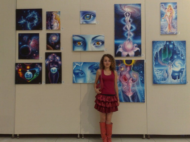 Corina Chirila cu tablourile de vis expuse la parlament sala Constantin Brancusi