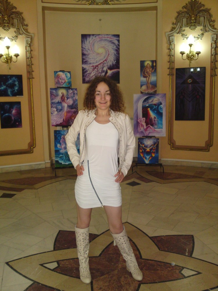 Eu la expozitie, cu picturile mele