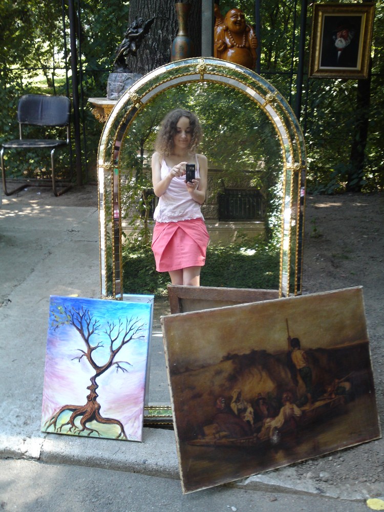 Copacul sarutului la targ la Muzeul Taranului Roman