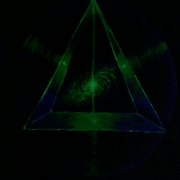 Energia cosmica a piramidelor, pictura facuta cu culori fluorescente si fosforescente