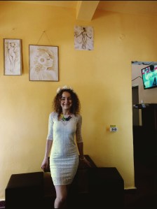 Eu alaturi de cateva dintre picturile mele facute cu cafea la cafeneaua Full Art's Corner Caffee, Popa Tatu 20