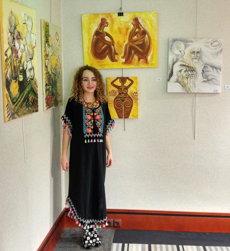 Artista Corina Chirila cu ganditorul zeita din neolitic Zamolxis si dacii la World Trade Center