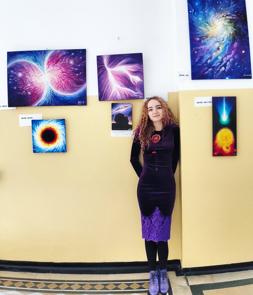 Artista Corina Chirila la cu picturile spatiale expoztia GeoArt - de la facultatea de drept