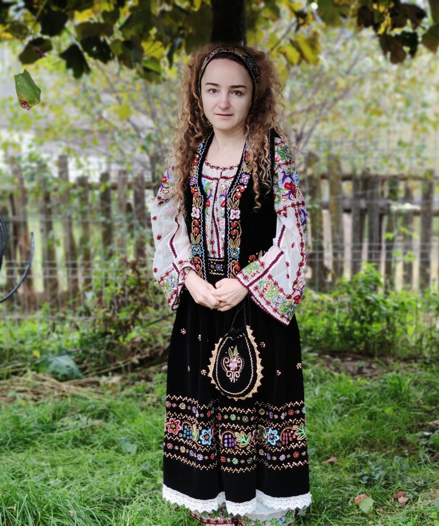Costum traditional romanesc realizat de Mihaela